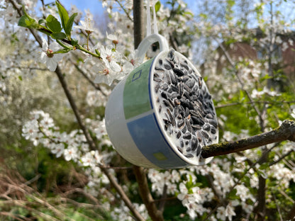 So macht Füttern Freude: Aus ausgedienten Tassen werden kreativ gestaltete Futterplätze, an denen Vögel sich die Kürbiskerne aus dem Wachs picken können.  Im ZukunftsZentrum Dannenberg wurden diese besonderen Vogeltassen in sorgfältiger Handarbeit hergestellt. Jede Tasse ist ein Unikat.  Die Vogeltassen sind eine originelle Geschenkidee für jeden Vogelfreund. Und der nächste Winter kommt bestimmt!